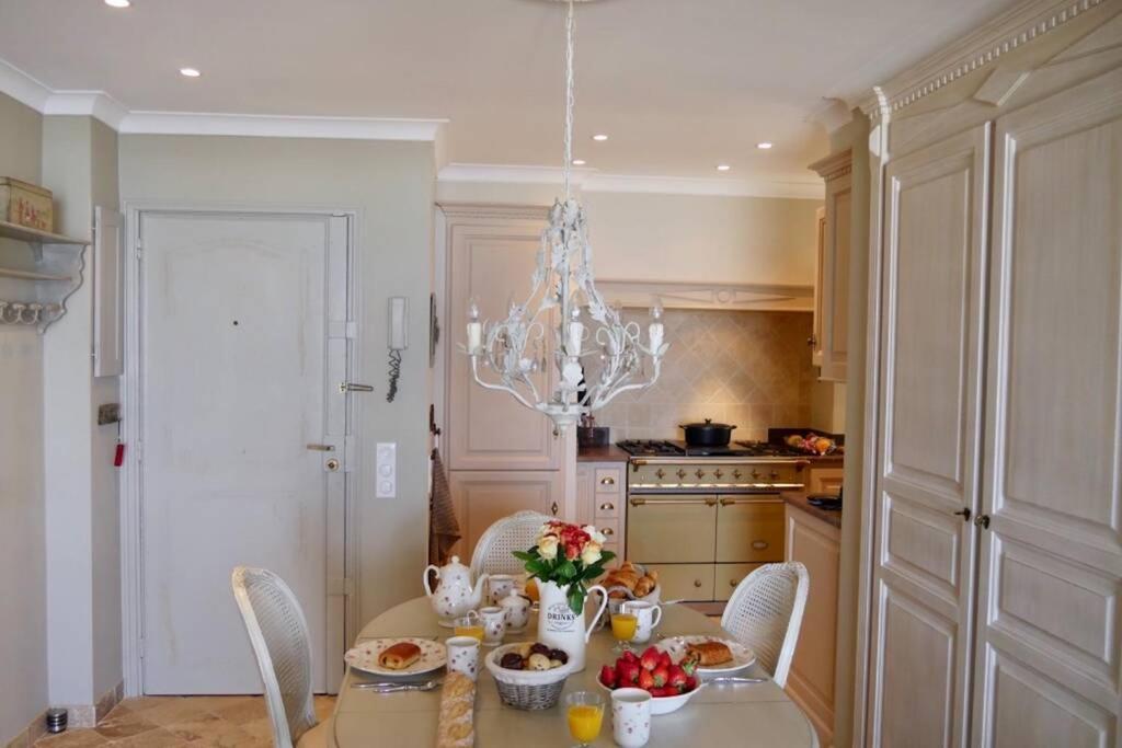 Bord De Mer - Ac, Wifi, Chic, Sea View, Beach 2 Minutes Walk อองทีบส์ ภายนอก รูปภาพ